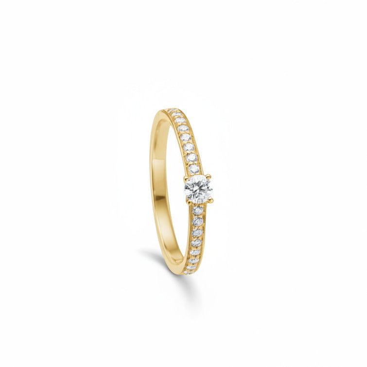 Embrace ringen er en klassisk forlovelsesring eller vielsesring fremstillet i 14kt blankt guld med 0,31ct TW/VS brillanter. Ringen har en smuk 0,15ct TW/VS brillant i en forhøjet fatning. Derudover er der indfattet 0,16ct TW/VS brillanter ned langs begge 
