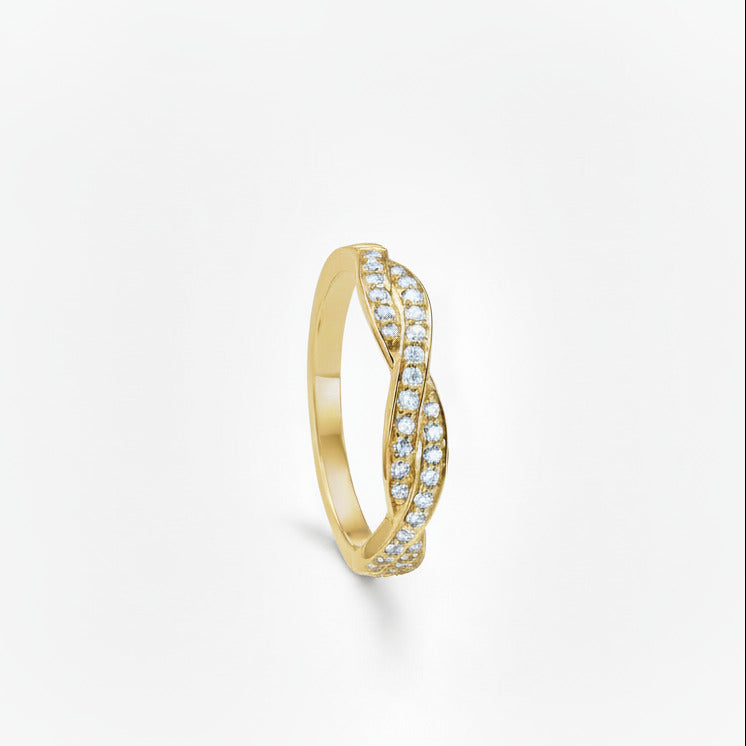 Harmony forlovelsesring eller vielsesring i 14kt guld. Ringen er flettet på oversiden, hvor der er indfattet 0.30ct TW/VS brillanter. Ringen kan graveres hele vejen rundt indvendigt. Ringen er designet af Maria Nielsen, Barbara Maria