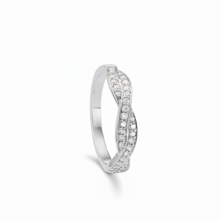 Harmony forlovelsesring eller vielsesring i 14kt hvidguld. Ringen er flettet på oversiden, hvor der er indfattet 0.30ct TW/VS brillanter. Ringen kan graveres hele vejen rundt indvendigt. Ringen er designet af Maria Nielsen, Barbara Maria